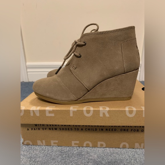 Brand New - Toms Desert Wedge Suede Shoes - Taupe - Size 6.5 - Picture 4 of 10